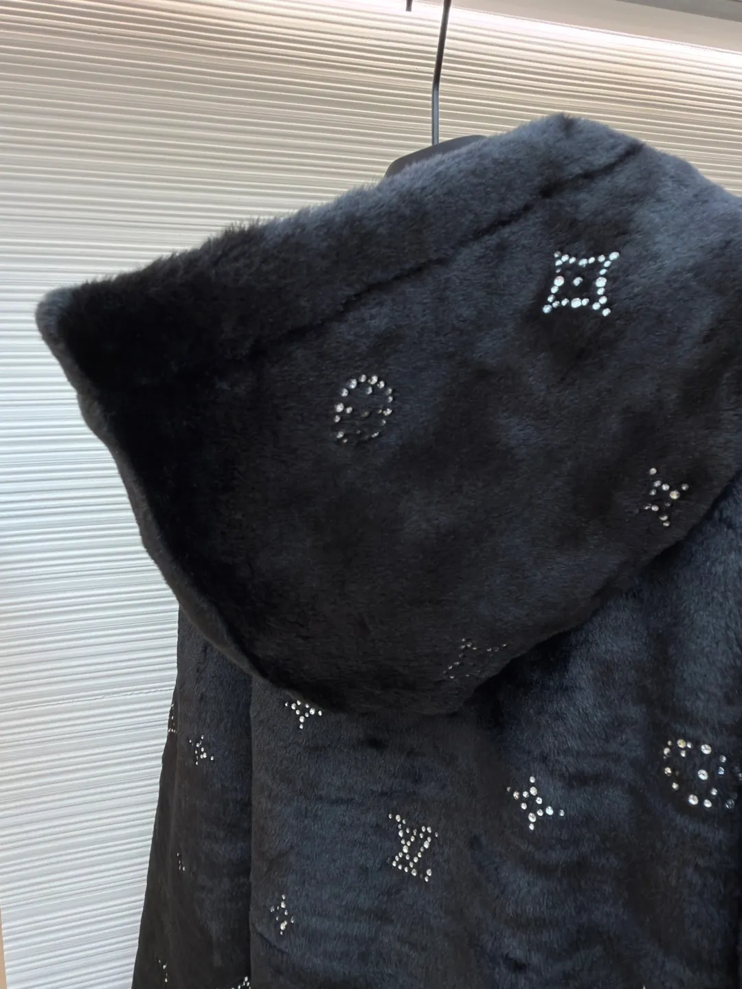 LOUIS VUITTON Rhinestone fur zipper hooded jacket ●Original version: Purchased and developed by 99989 ●Item number: 1680829-D15 ●Fabric: Rabbit fur blended fabric ●Technology: Infrared positioning production ●Version: Fitted version ●Weight: about 2070 grams ●Size: 46-48-50-52 ●Description: Customized high-quality faux fur mink fabric for the face, using a new type of fabric made of rabbit fur blended synthetic fiber. It has rich plush, smooth color, smooth and soft feel and excellent warmth retention. The rhinestones are decorated using rhinestone hot-drilling technology. They are made according to the original pattern. The material is customized according to the shape and size of the plate. It is made by infrared positioning and manual hot pressing. The inner lining is made of custom-made French Bazaar black Guli grain leather, with unparalleled texture and luster, natural texture, and comfortable skin fit. Use professional grinding tools to carefully treat the leather surface, and then use special agents to polish the leather to improve the overall beauty of the leather. The whole embroidery is made with positioning technology. The needle-stitching technique is mainly used to fill in the slender and curved lines of the embroidery shape, which can show the details and layering of the pattern. The silver-plated zipper placket and hat rope pearl pendant are all made of pure copper-plated molding without cutting corners. The pockets on both sides of the front form kangaroo pockets. It has a loose silhouette and a full set of customized three-label accessories. The upper body is stylish and has good texture, which distinguishes it from the wrong versions on the market. The overall wiring is straight and delicate, the fabric is comfortable and soft, and the color is consistent without color difference. It can be matched with the same style to create a fashionable look and control various occasions. Customized accessories, complete with three standards, same style for men and women!